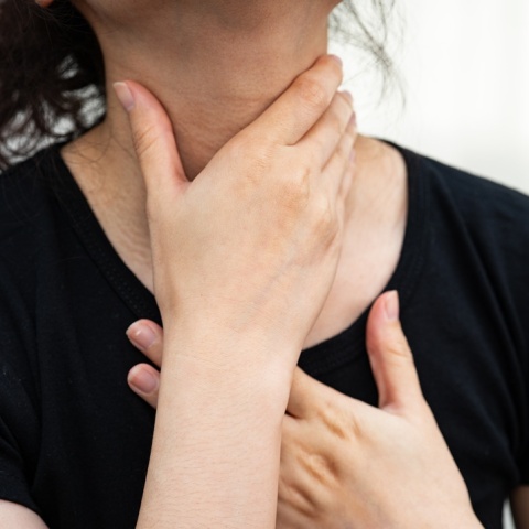 Κορίτσι που κρατά τον λαιμό της