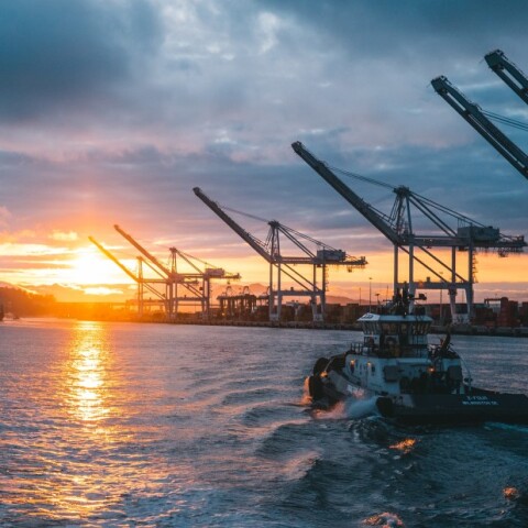 Ρυμουλκό περνά μπροστά από λιμάνι