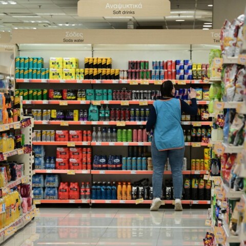 Εργαζόμενη σε σούπερ μάρκετ