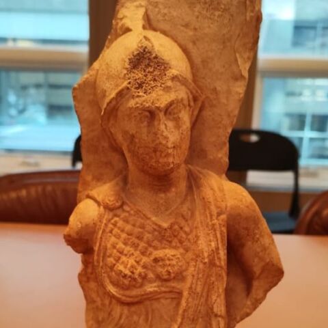 Πέντε πολύτιμες αρχαιότητες επιστρέφουν από το Σικάγο στην Ελλάδα, μετά από δωρεά της οικογένειας Γκρέι και συντονισμένες ενέργειες του υπουργείου Πολιτισμού.