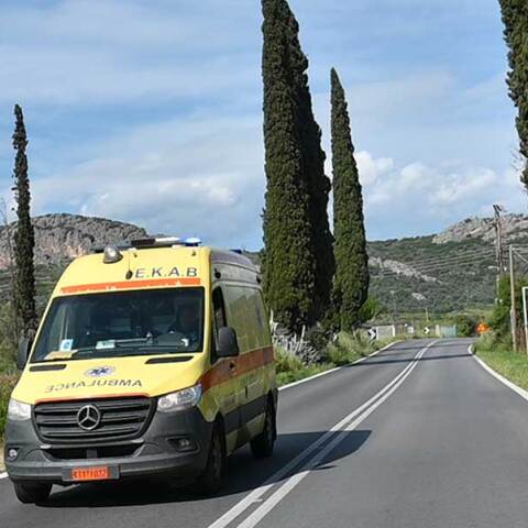 Ασθενοφόρο του ΕΚΑΒ σε τροχαίο ατύχημα