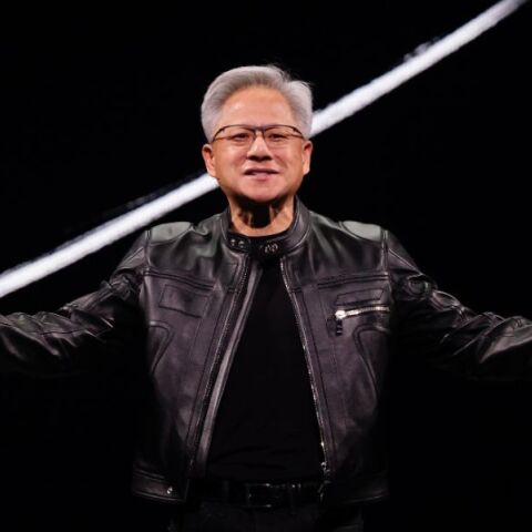 Ο CEO της Nvidia, Τζένσεν Χουάνγκ, υποστηρίζει πως η τεχνητή νοημοσύνη δεν θα αντικαταστήσει τους ανθρώπους, αλλά θα αναβαθμίσει όσους την αξιοποιούν
