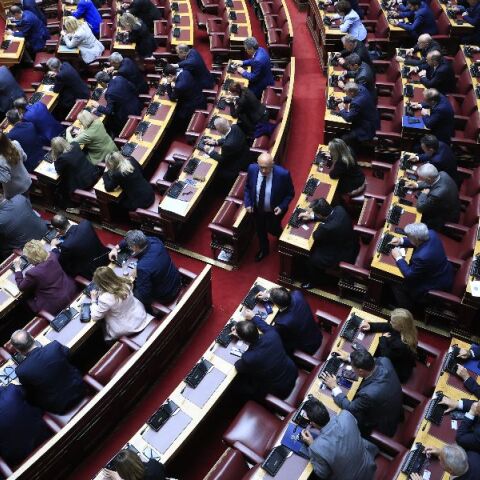 ΟΠΕΚΕΠΕ: Απουσίες και λάθη εκ παραδρομής στην ψηφοφορία για τις 13 άρσεις ασυλίας βουλευτών