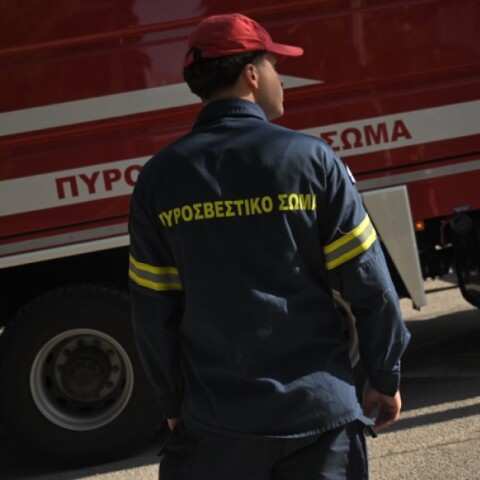 Πυροσβέστης σε φωτιά