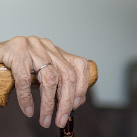 Ηλικιωμένη με μπαστούνι στο χέρι