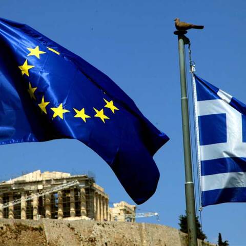 Η σημαία της Ελλάδας και της ΕΕ με φόντο τον Παρθενώνα στην Ακρόπολη