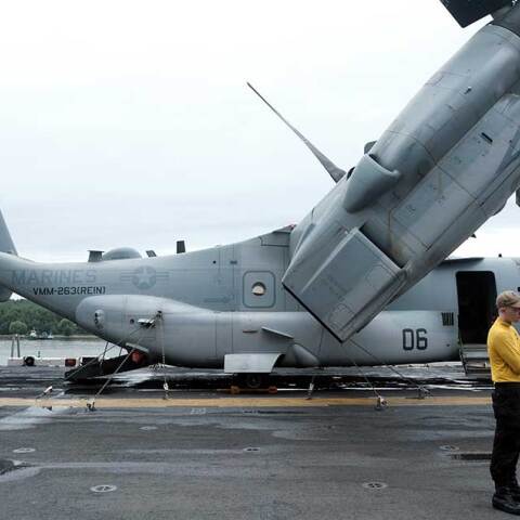 Μεταγωγικό ελικόπτερο Αμερικανών πεζοναυτών σε πολεμικό πλοίο των ΗΠΑ 