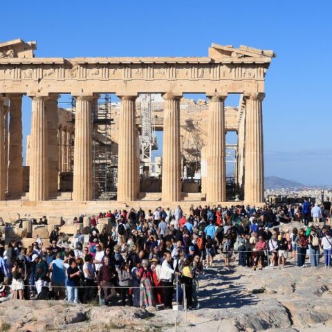 Χάρης Δούκας: Προειδοποιεί για τον υπερτουρισμό στην Αθήνα - Τονίζει την ανάγκη περιορισμών για να προστατευτούν οι κάτοικοι σε συνέντευξη στον Guardian