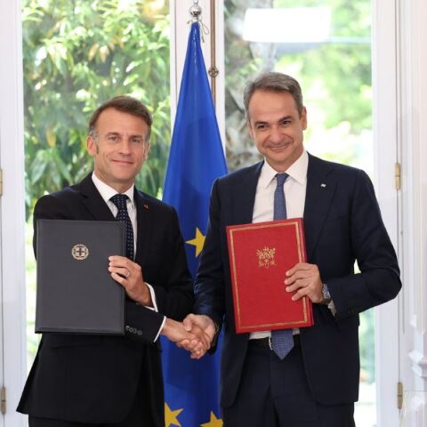 Εννέα συμφωνίες Ελλάδας-Γαλλίας υπεγράφησαν στο Μαξίμου - Καλύπτουν την άμυνα, την πυρηνική τεχνολογία και την παιδεία, ενισχύοντας τη διμερή συμμαχία.
