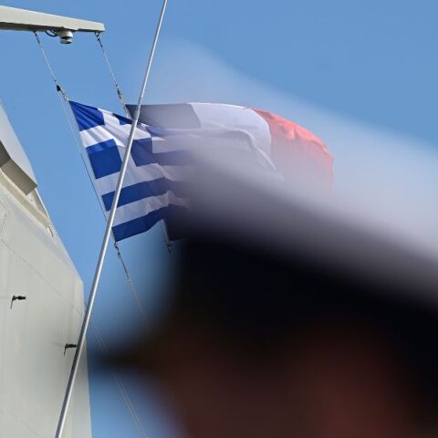 Live η επίσκεψη Κυριάκου Μητσοτάκη και Εμανουέλ Μακρόν στη φρεγάτα Κίμων, με φόντο νέες συμφωνίες για την ενίσχυση της ελληνογαλλικής άμυνας.