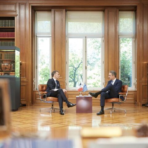 Σε θερμό κλίμα η συνάντηση Μητσοτάκη-Μακρόν στο Μαξίμου, με αναφορές στη στρατηγική σχέση Ελλάδας-Γαλλίας και τη συνεργασία σε άμυνα, ενέργεια και καινοτομία.