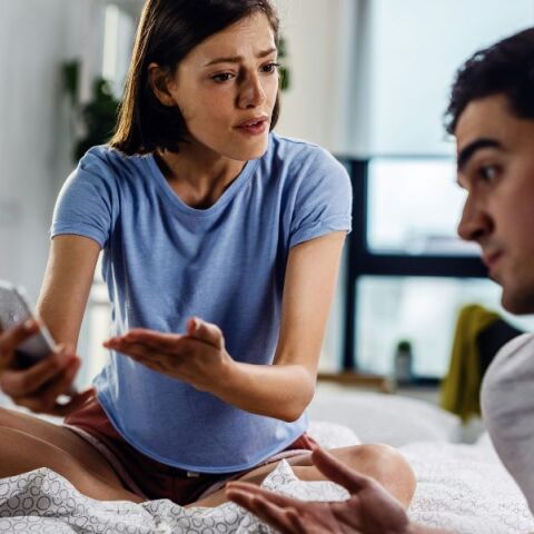 Ιδιωτικός ντετέκτιβ αποκαλύπτει 4 σημάδια πιθανής απιστίας - Τα βασικά «καμπανάκια» στην καθημερινότητα που μπορεί να υποδηλώνουν ότι υπάρχει τρίτο πρόσωπο.