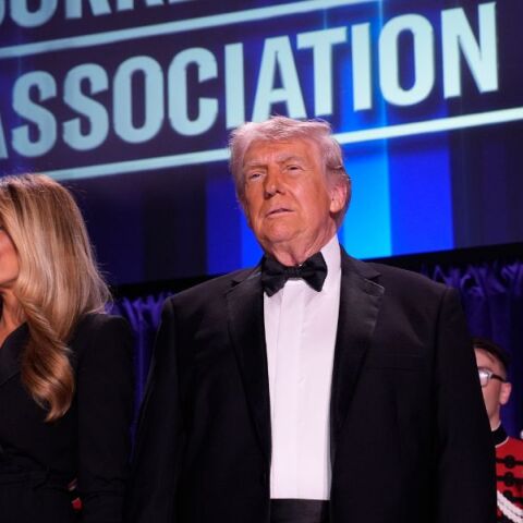 ΗΠΑ: Πυροβολισμοί διέκοψαν δείπνο δημοσιογράφων με τον Ντόναλντ Τραμπ - Εκκενώθηκε η αίθουσα, συνελήφθη ύποπτος χωρίς τραυματισμούς.