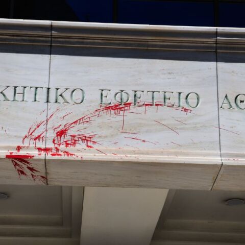 Επίθεση αγνώστων στο Διοικητικό Εφετείο Αθηνών με φθορές στην είσοδο - Το δικαστήριο καταδικάζει το περιστατικό - Οι Αρχές διερευνούν τους δράστες.