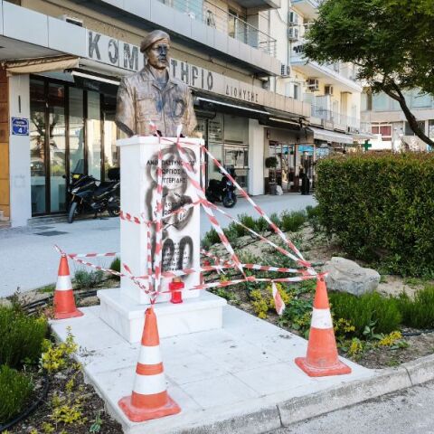 Θεσσαλονίκη: Άγνωστοι βανδάλισαν το μνημείο του Γιώργου Λυγγερίδη στην πλατεία Σιντριβανίου - Άμεση η κινητοποίηση για την αποκατάσταση της προτομής.