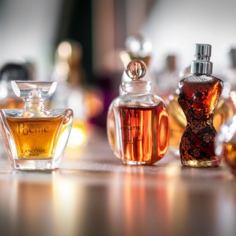 Honey perfumes: Τα αρώματα που μυρίζουν πανάκριβα (και γλυκά)