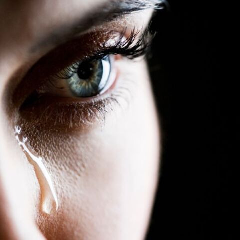 Νέα έρευνα δείχνει ότι το κλάμα δεν είναι αδυναμία, αλλά εξελικτικό εργαλείο που μειώνει την επιθετικότητα και ενισχύει την ενσυναίσθηση.