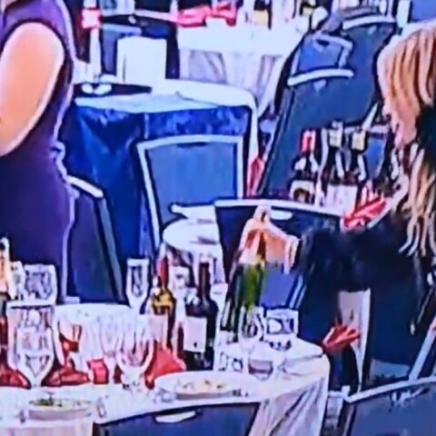 Γυναίκα άρπαζε μπουκάλια κρασιού μετά τους πυροβολισμούς στο δείπνο των ανταποκριτών του Λευκού Οίκου