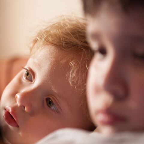 Μελέτη δείχνει ότι οι παιδικές ασθένειες και η αυξημένη γονεϊκή προσοχή στα πρωτότοκα παιδιά μπορεί να εξηγούν το μισθολογικό χάσμα 1,9% μεταξύ αδελφών