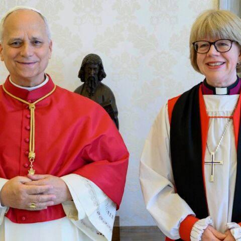 Ο Πάπας Λέων ΙΔ' συνάντησε την πρώτη γυναίκα Αρχιεπίσκοπο του Καντέρμπουρι, Σάρα Μάλαλι, σε μια κίνηση υψηλού συμβολισμού για την ενότητα των εκκλησιών.