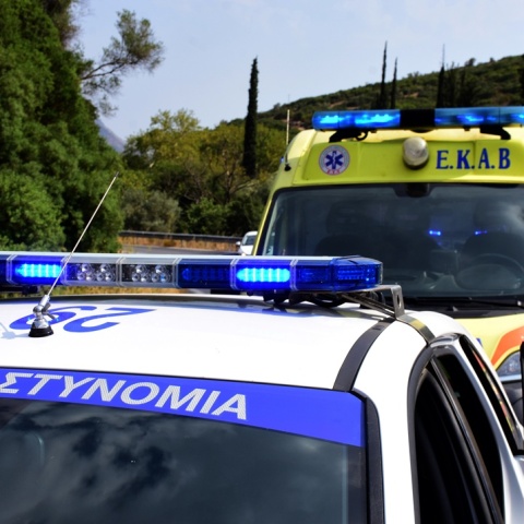 Ασθενοφόρο και περιπολικό