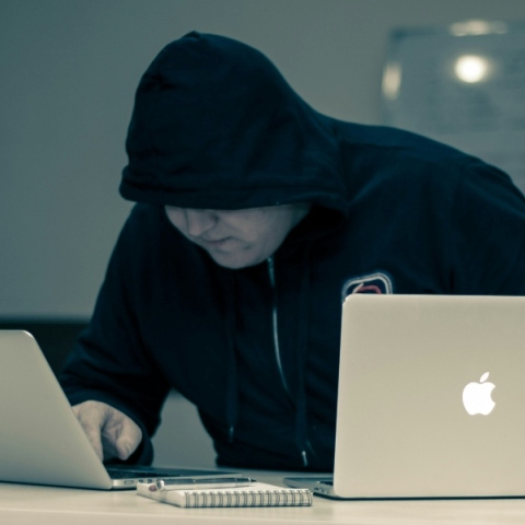 Ο Μάνος Βουλαρίνος σχολιάζει την πρόταση για κατάργηση της ανωνυμίας στο διαδίκτυο.