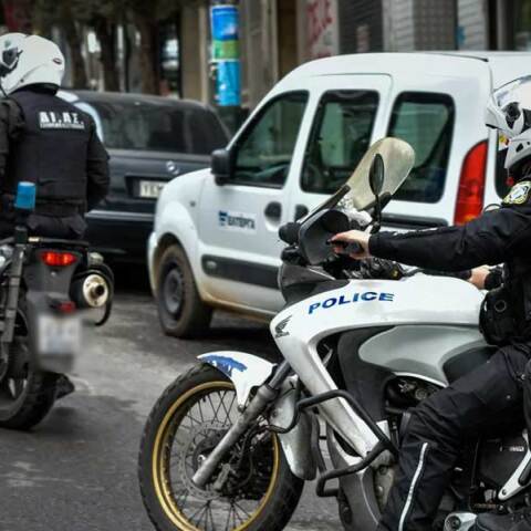 Αστυνομικοί της ομάδας ΔΙΑΣ σε μηχανές στο κέντρο της Αθήνας