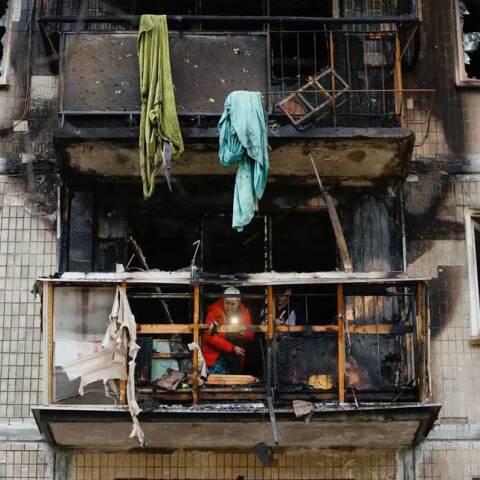 Καταστροφές σε πολυκατοικία στο Κίεβο μετά τη ρωσική επίθεση με drones