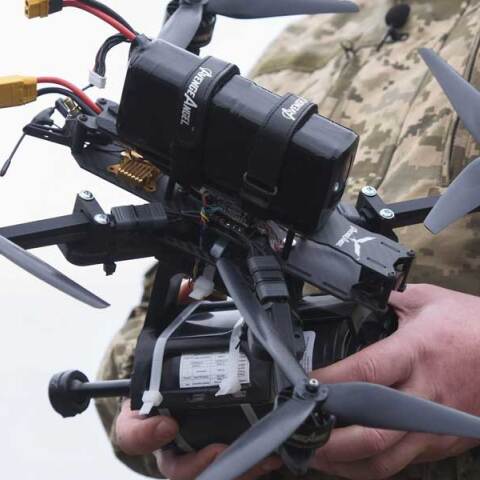 Ουκρανός στρατιώτης κρατά στα χέρια στρατιωτικό drone