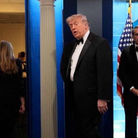 Σάρωσαν στα social media οι θεωρίες συνωμοσίας για «στημένη επίθεση» κατά Τραμπ