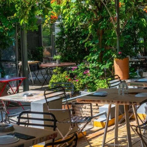 10 ανθισμένες αυλές στην Αθήνα για να πιάσεις τον Μάη