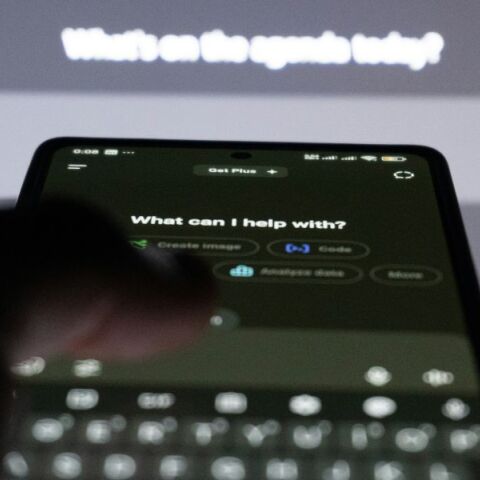 Τα «φιλικά» chatbots τεχνητής νοημοσύνης είναι πιο επιρρεπή στην υποστήριξη θεωριών συνωμοσίας, σύμφωνα με έρευνα © Unsplash+/Zulfugar Karimov