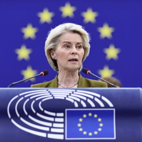 Η Ούρσουλα Φον ντερ Λάιεν παρουσίασε μέτρα για την ενεργειακή κρίση στην ΕΕ, εστιάζοντας στον συντονισμό αποθεμάτων και τη μείωση της ζήτησης μέσω τεχνολογίας.