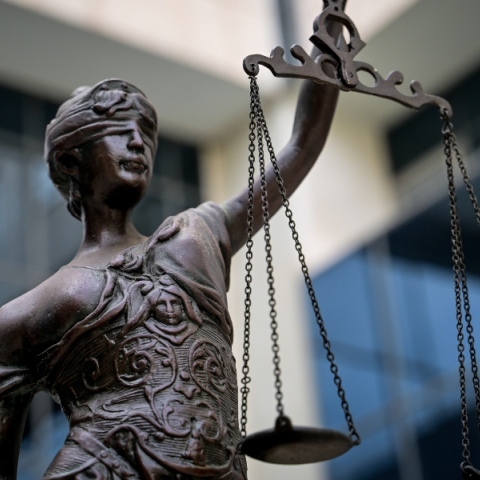 Τι να την κάνουμε τη δικαιοσύνη; Έχουμε τα κόμματα.