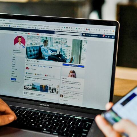Parasocial media: Δεν κάνουμε παρέα – παρακολουθούμε κι αγοράζουμε