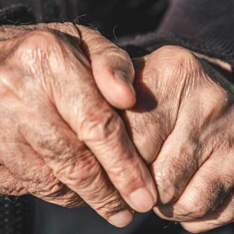 Χέρια συνταξιούχου