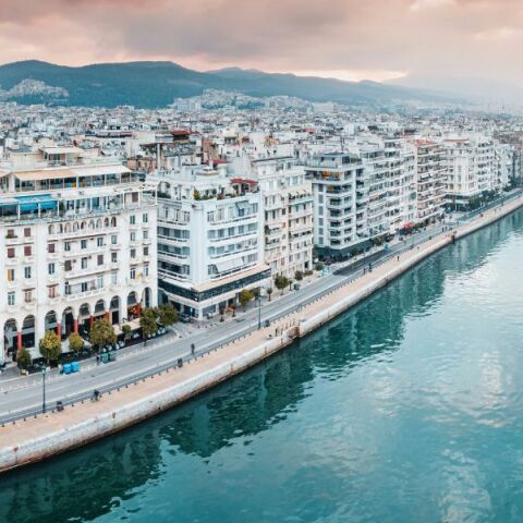 Ο Δήμος Θεσσαλονίκης εντάσσεται στο πρόγραμμα του Bloomberg Philanthropies, λαμβάνοντας πόρους για νεανικές δράσεις κλιματικής ανθεκτικότητας © Unsplash+/Getty Images