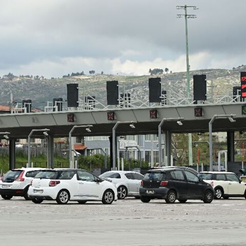 Ξεκίνησε η έξοδος των εκδρομέων από την Αττική – Αυξημένη ροή στα διόδια Ελευσίνας και Αφιδνών