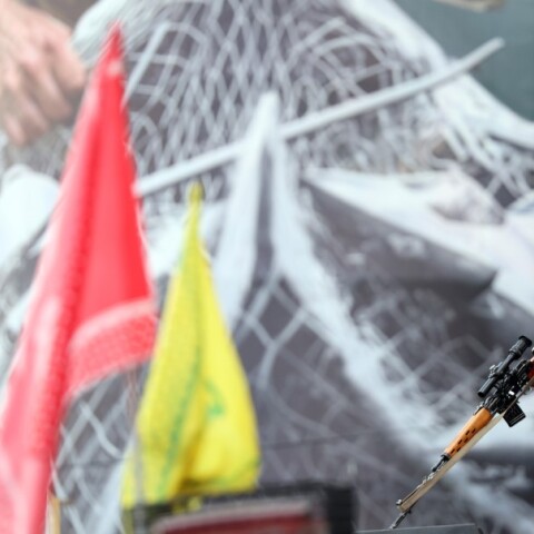 Ιρανός στρατιώτης στην Τεχεράνη με φόντο mural για τα Στενά του Ορμούζ