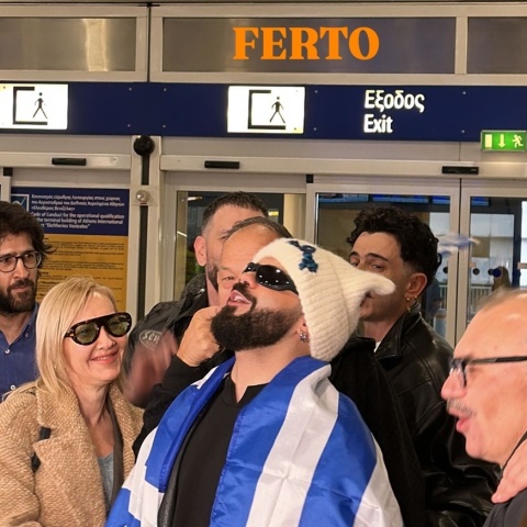 Ο Akylas με την ελληνική σημαία λίγο πριν αναχωρήσει για Βιέννη