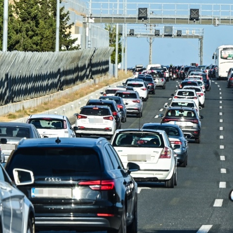 Αυτοκίνητα κολλημένα στην κίνηση στην Αθηνών - Κορίνθου