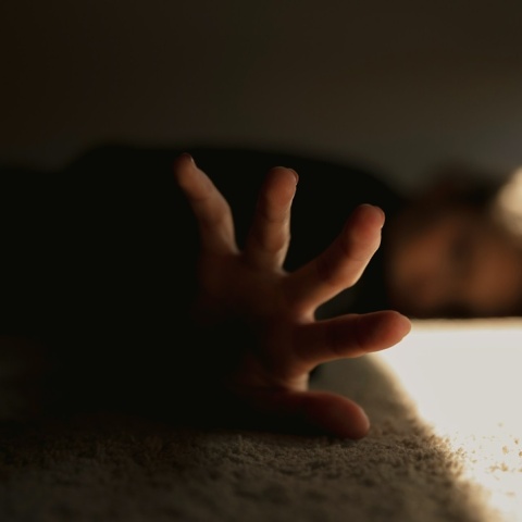 Παιδί που προτάσσει το χέρι του για να αποφύγει επίθεση