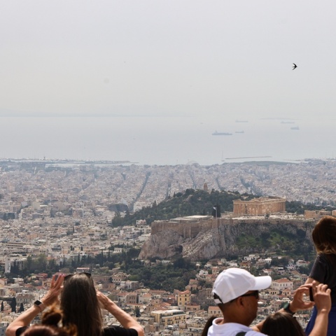 Αφρικανική σκόνη στον ορίζοντα πάνω από την Ακρόπολη και περιοχές της Αθήνας