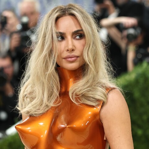 Με μεταλλικό πορτοκαλί bodysuit η Κιμ Καρντάσιαν στο Met Gala 