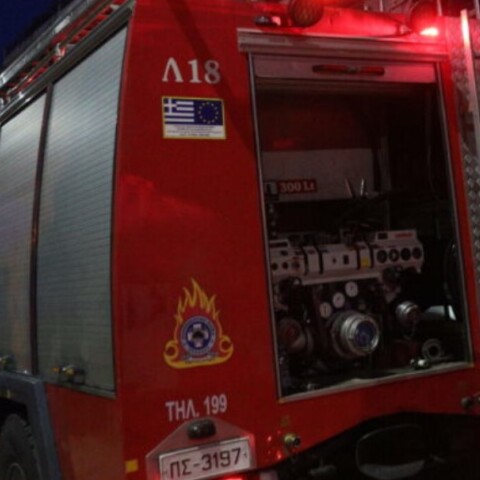 Πυροσβεστικό όχημα έξω από κτίριο όπου εκδηλώθηκε φωτιά