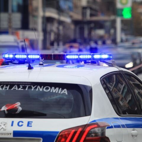 Θεσσαλονίκη: Πουλούσαν ναρκωτικά μέσω app - Κολλούσαν σε πλατείες αυτοκόλλητα με qr code για τις παραγγελίες