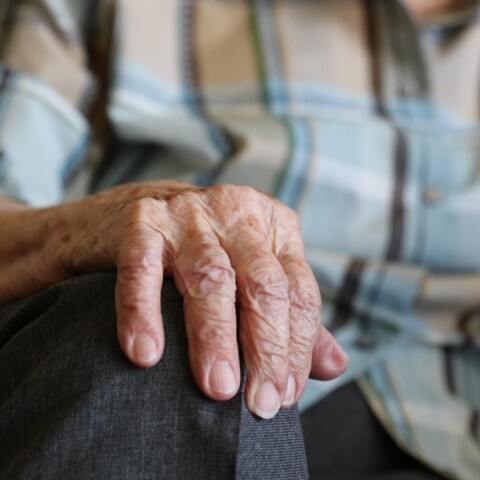Συνταξιούχος με το χέρι ακουμπισμένο στο πόδι