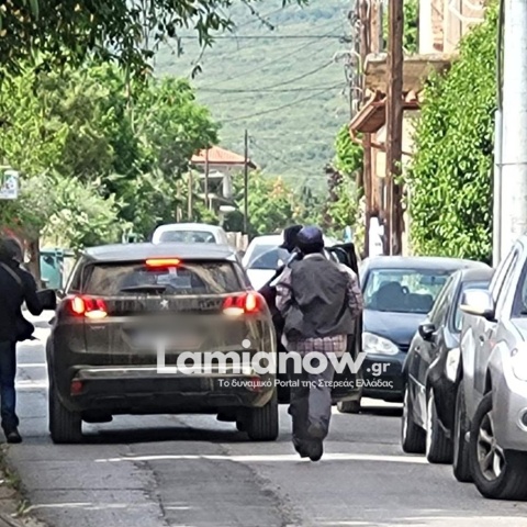 Η στιγμή που οι δράστες της ένοπλης ληστείας σε τράπεζα στην Τιθορέα τρέπονται σε φυγή