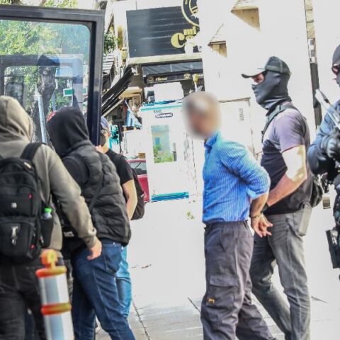 Ληστεία στην Τιθορέα: Ποινική δίωξη για πέντε κακουργήματα και έξι πλημμελήματα στους οκτώ συλληφθέντες