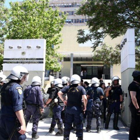 Ρόπαλα στα πανεπιστήμια, ξανά: Τι έχει αλλάξει και τι όχι στα ελληνικά ΑΕΙ